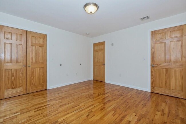 Building Photo - 17 Meadow Rd