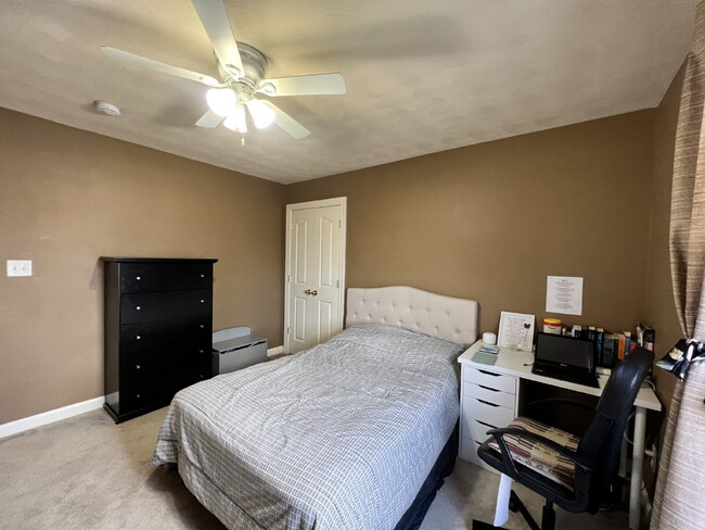 Building Photo - Spacious 4 bedroom home with POOL in sought after neighborhood and schools.