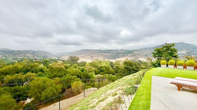 Building Photo - Beautifully Furnished & Appointed, Shorter...