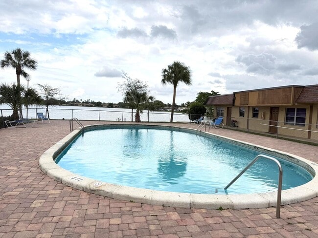 Building Photo - 406 Lakeside Dr