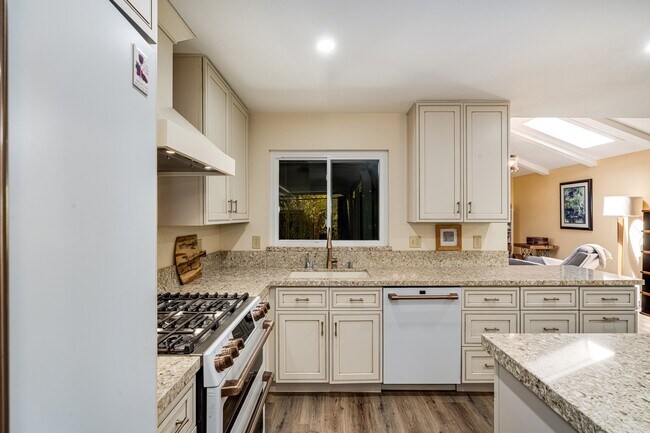Building Photo - 113 Sherwood Dr