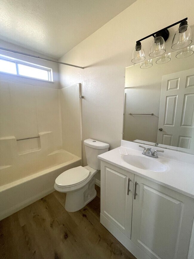 Building Photo - Recently Renovated and Move In Ready!