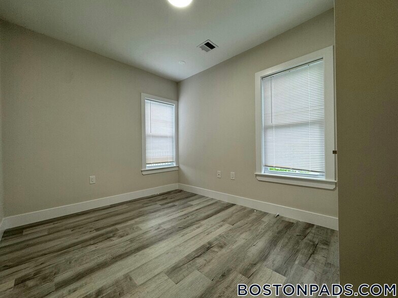 Building Photo - 10 Cawfield St