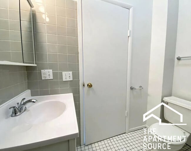 Building Photo - 1511 W Fullerton Ave