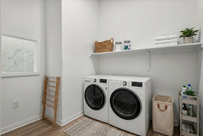 Building Photo - 813 Saratoga Ln