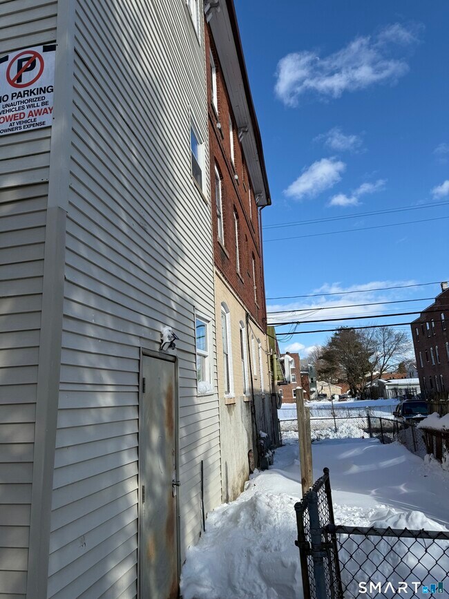 Building Photo - 198 Oak St