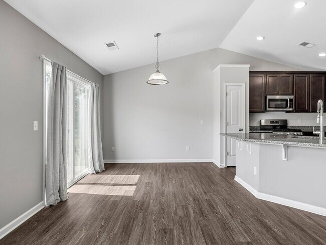 Building Photo - Stylish 3BR/2BA Home with Bonus Room in Gr...