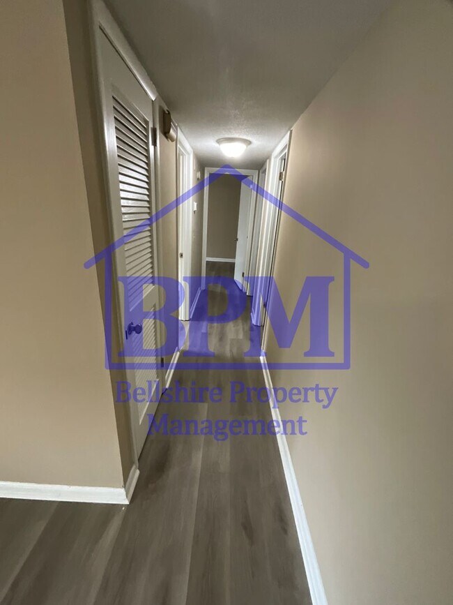 Building Photo - Charming 3 Bed, 1 Bath Home on Falcon Dr –...