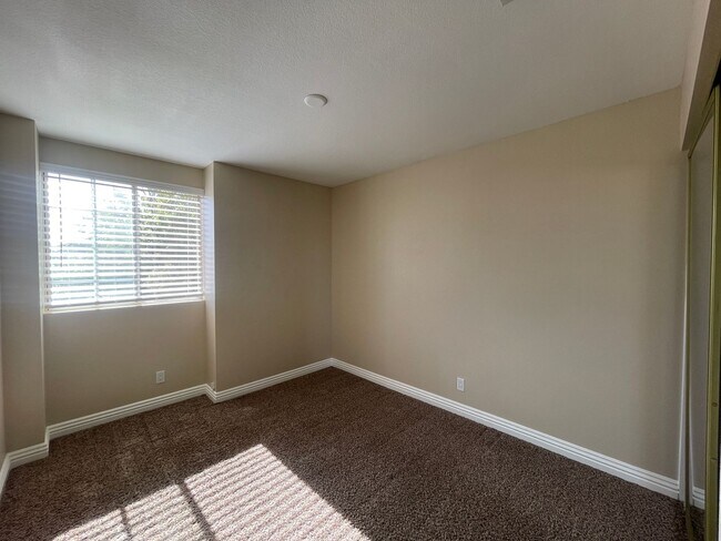 Building Photo - Lancaster 3 bedroom - AVAILABLE NOW!