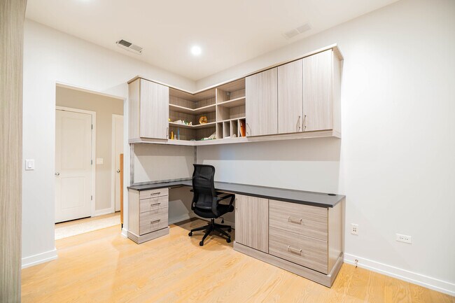 Building Photo - 150 W Superior St