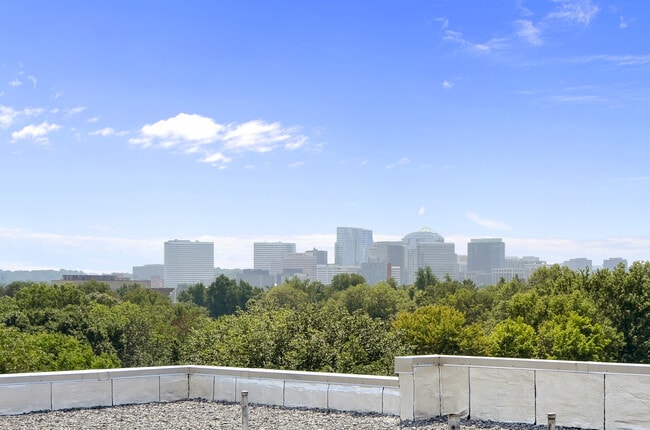 Building Photo - Spacious efficiency right in between Dupon...