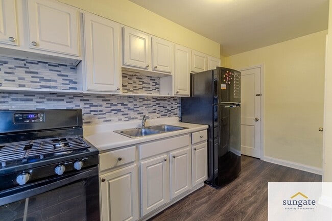 Building Photo - 8666 Oak Rd