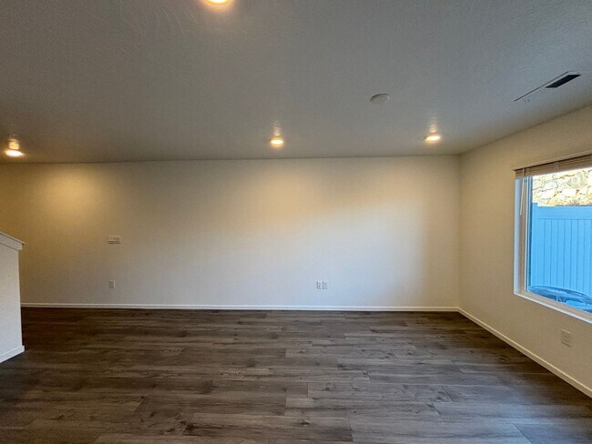 Building Photo - DR. HORTON Townhome in Long Valley!!