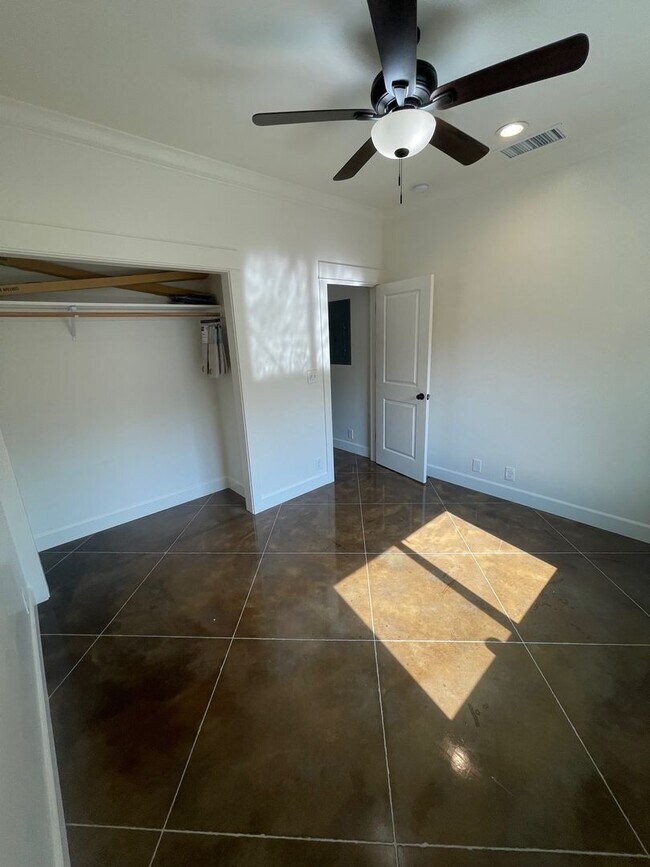 Building Photo - 126 W 20th St