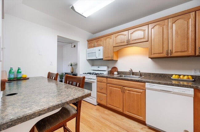 Building Photo - 100 W Butterfield Rd