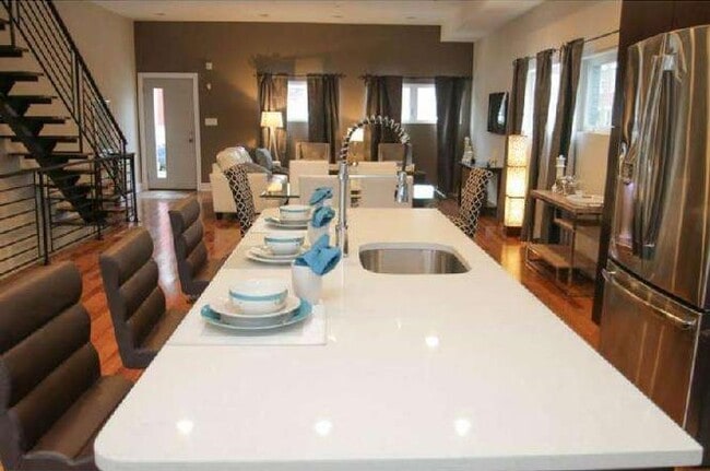 Building Photo - 2404 E Letterly St