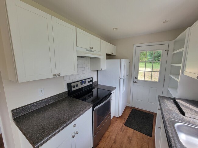 Building Photo - 2 Bedroom House