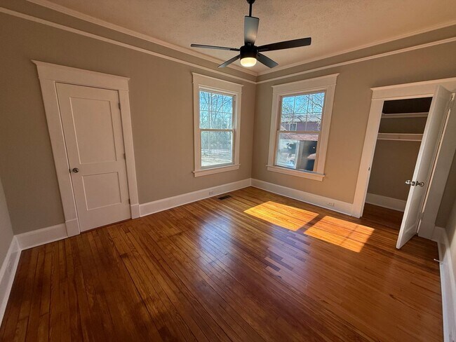 Building Photo - 4 Bedroom Fully Remodeled House Located in Five Points!