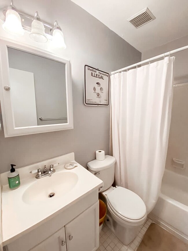 Building Photo - Beautiful 3 Bedroom 2.5 Bathroom Brick Fro...