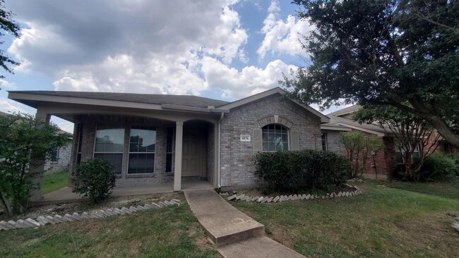 Building Photo - Spacious Lancaster Home!  Move in ready