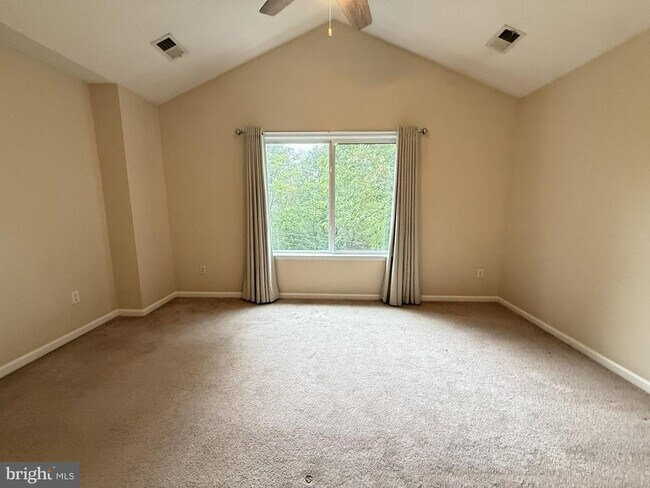 Building Photo - 1234 Lakeview Dr