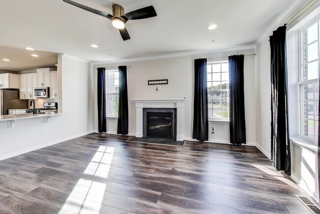 Building Photo - Luxurious on Lanham Hill - 3 + 3.5 Near New TH 3 bed + 3 Ba