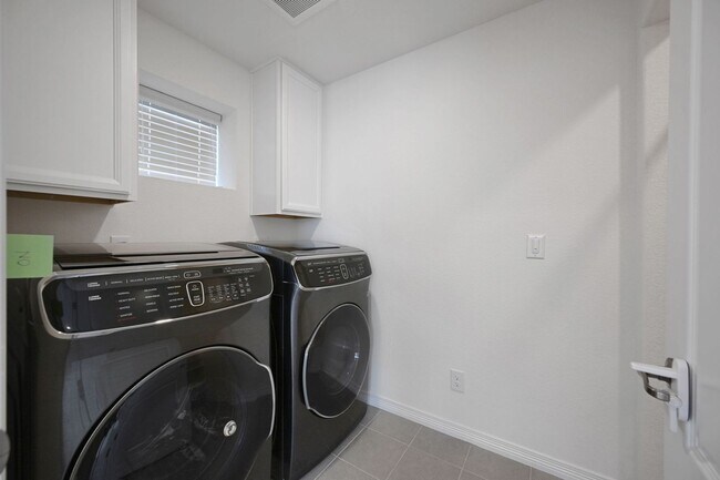 Building Photo - Modern 5BR House in Parker