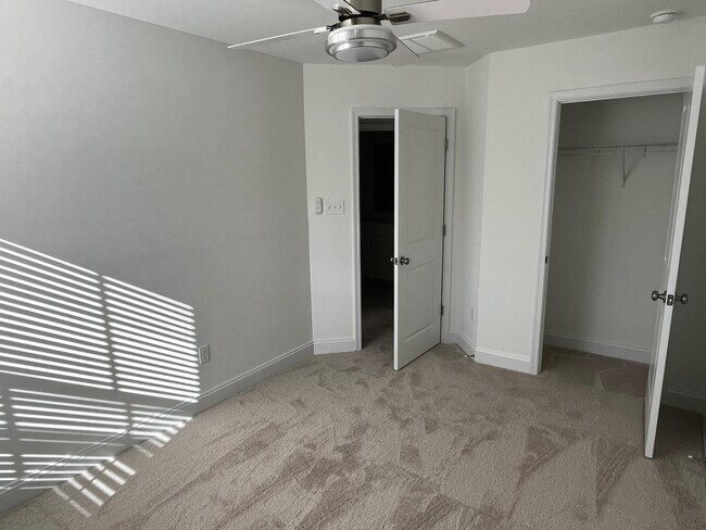 Building Photo - 13808 Village View Dr