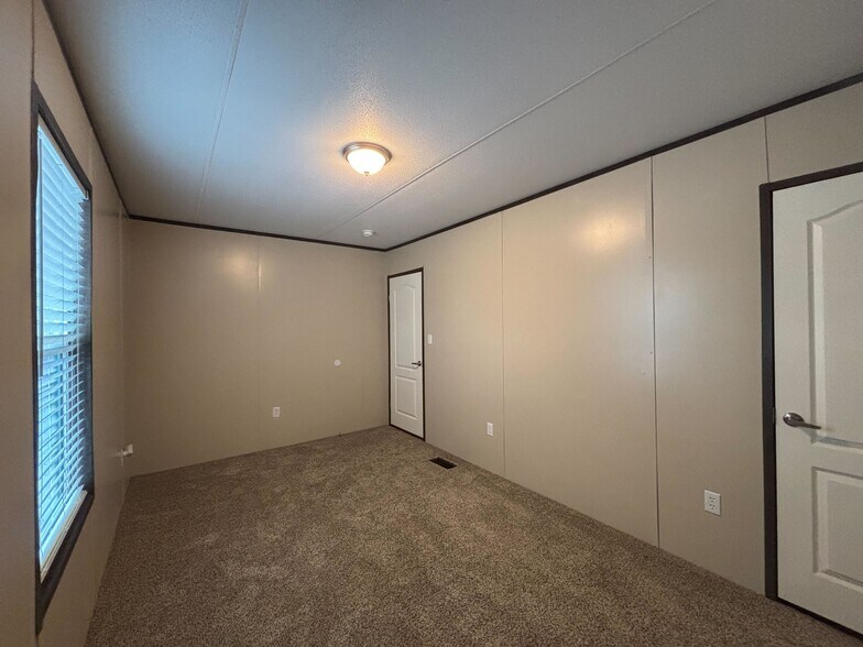 Building Photo - 106 E Semands St