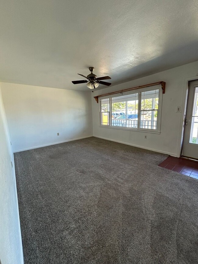 Building Photo - Charming Family Home Near John Ireland Ele...