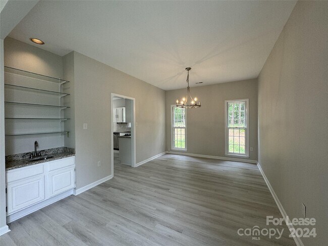 Building Photo - 129 Southhaven Dr