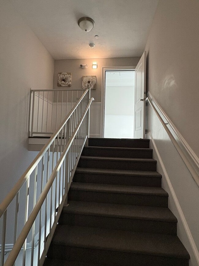 Building Photo - Bright, Spacious 2 bedroom condo in prime ...