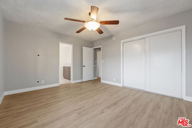 Building Photo - 3212 W 84th Pl