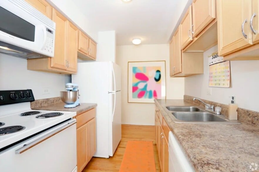 Building Photo - 6725 N Sheridan Rd