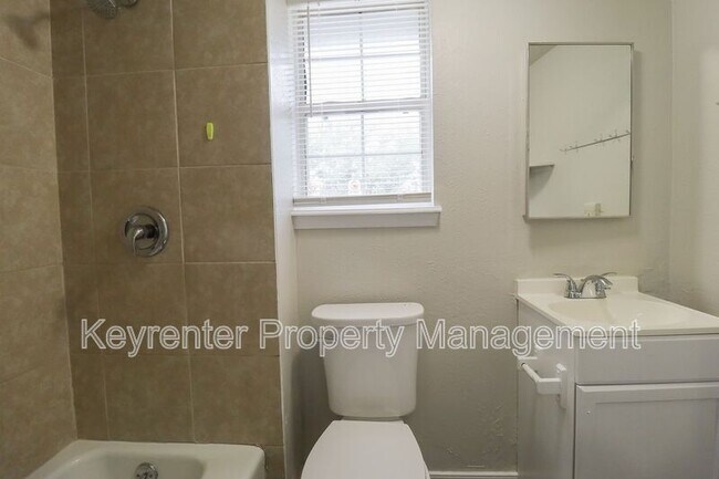 Building Photo - 405 S Maple St