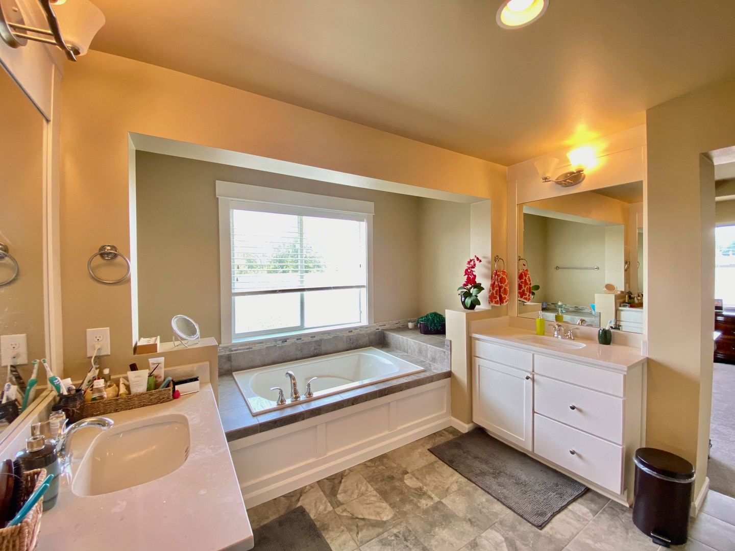 Building Photo - Welcome to the Claremont community in the Renton Highlands!