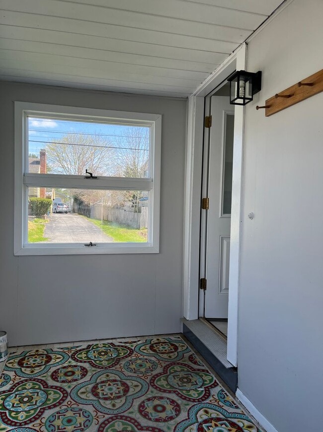 Building Photo - Three Bedroom Cape for Rent in Great Portland Neighborhood!