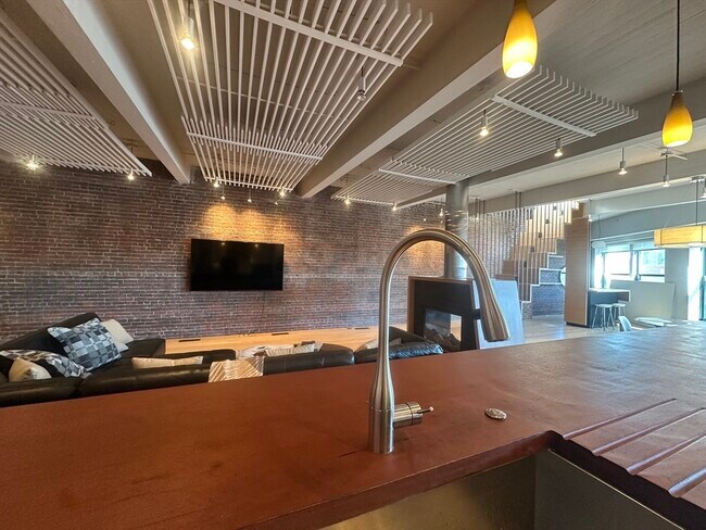 Building Photo - 90 N Washington St