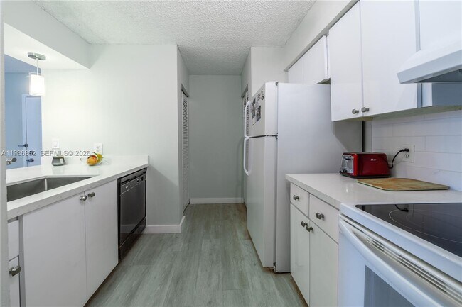 Building Photo - 620 S Park Rd