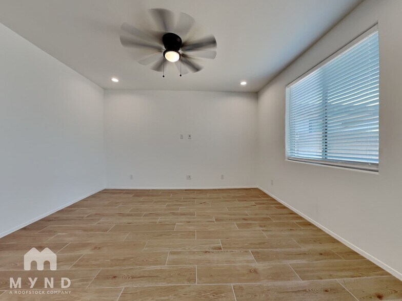 Building Photo - 10758 W McKinley St
