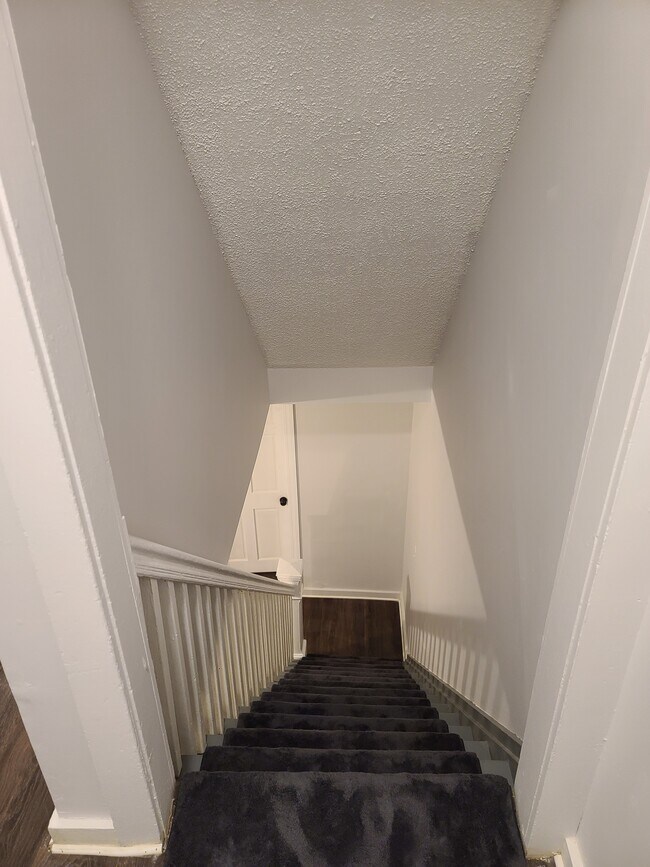 Building Photo - 197 Center St