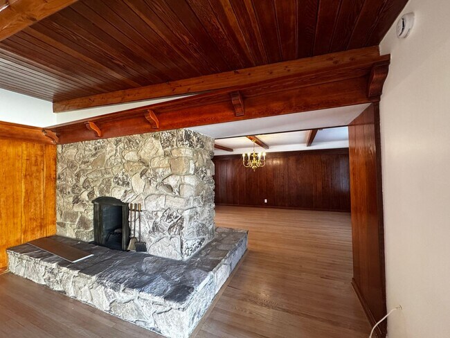 Building Photo - SPACIOUS 3 BEDROOM 2.5 BATH IN THE HEART OF LOS FELIZ