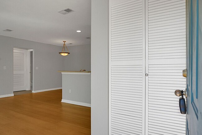Building Photo - Renovated Condo located in heart of Mt Pleasant, near Ravenel Bridge and Waterfront Park