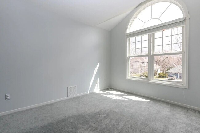 Building Photo - Rare 4 bed singe family super nice luxurio...