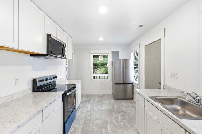 Building Photo - Updated 3-Bedroom Home with Modern Comforts Near Downtown Wilmington
