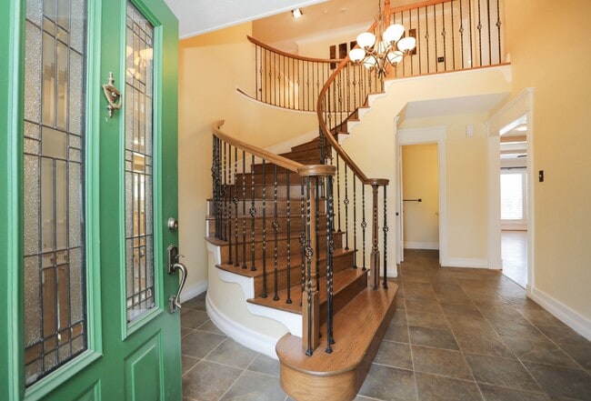 Building Photo - 722 Crossroads Dr