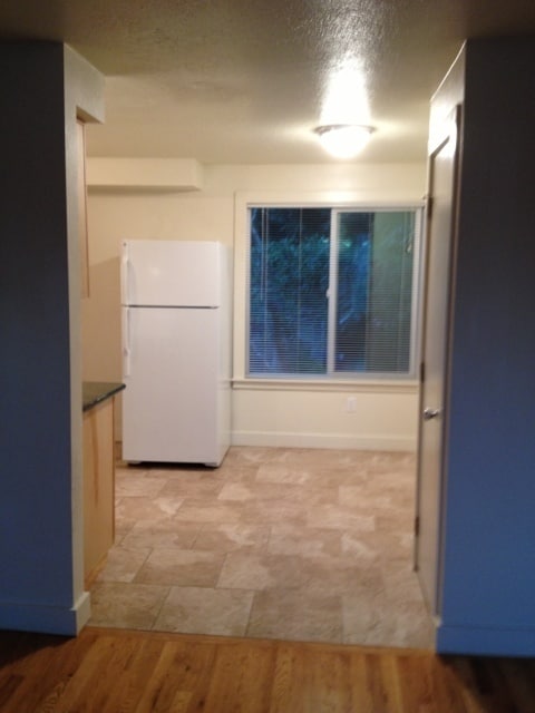 Building Photo - Spacious Private 2nd floor 2BD with Firepl...