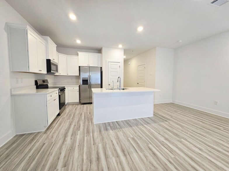 Building Photo - 396 Salt Creek Lane