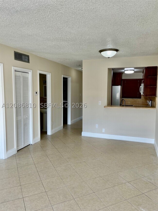 Building Photo - 1035 W 77th St