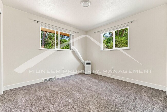 Building Photo - 179 Eaton Ct